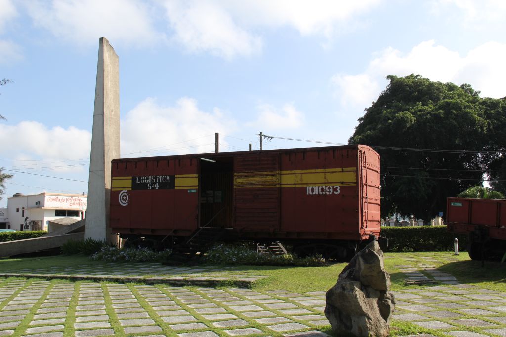 0105 Cuba Santa Clara Monument Train Blinde Par Ci Par La